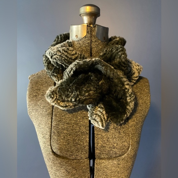 Accessories - Short stretchy faux fur scarf